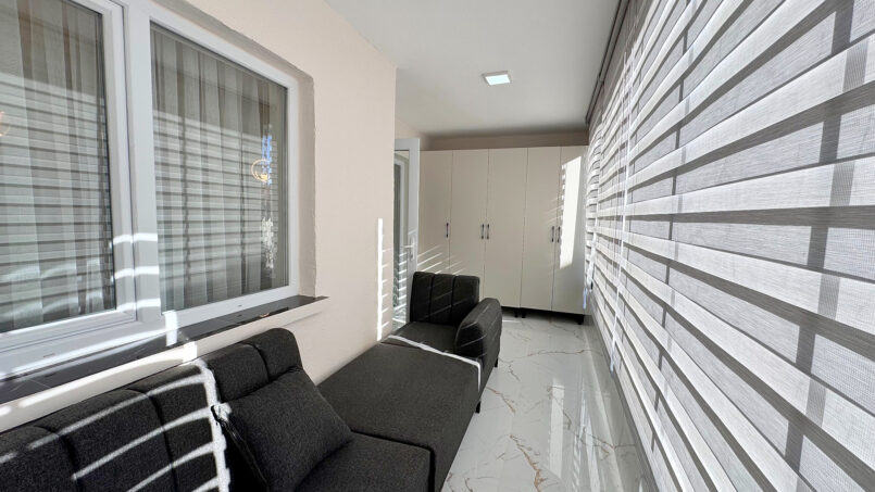 Mürsel Uluç dairesi kapalı balkon oturma alanı